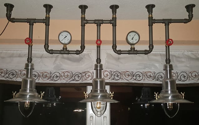 Gleichzeitig ein IKEA Hack ist diese detailreiche Deckenlampe. Die Lampenschirme stammen vom Schweden. | (c) S. Kirchner