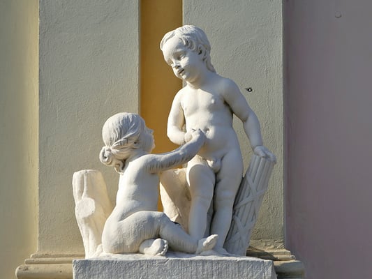 Skulpturen an einem Bürgerhaus in Potsdam