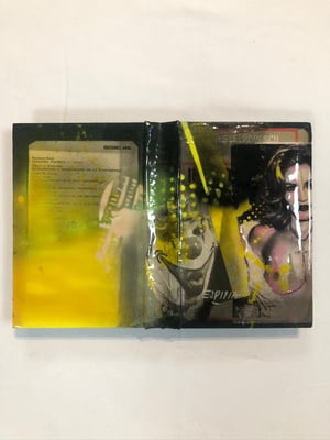 Libros pintados en acrílico con acabado en resina / DISPONIBLE