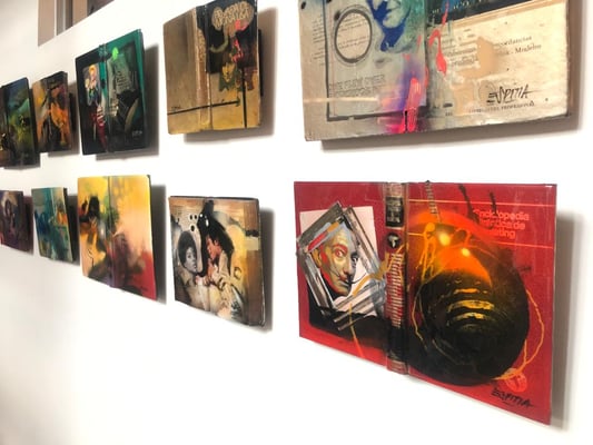 Libros pintados en acrílico con acabado en resina / DISPONIBLE