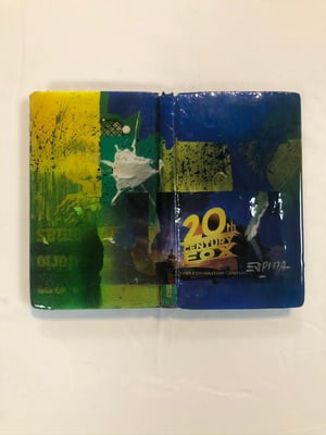 Libros pintados en acrílico con acabado en resina / DISPONIBLE