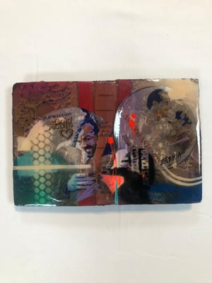 Libros pintados en acrílico con acabado en resina / DISPONIBLE