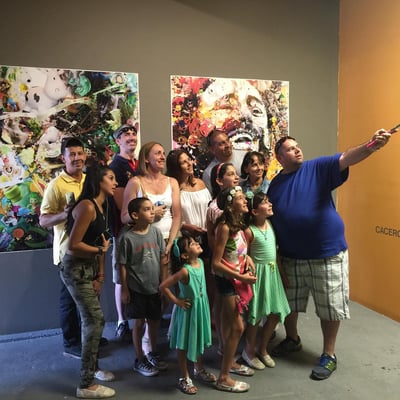 Ilusión Óptica de tus artistas favoritos sobre retablo de madrea y acabado en resina