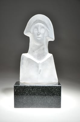 formgeschmolzenes Glasplastik auf Granitsockel von Franz Winkelkotte in der CCAA GLASGALERIE KÖLN