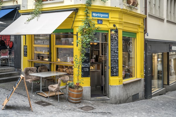 Knallgelbe Fassade des Saftlade an der Marktgasse in Zürich. 