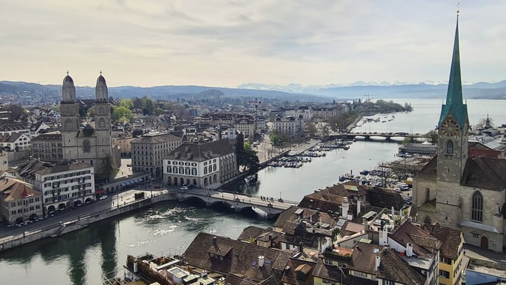 Blick über die Dächer von Zürich mit Grossmünster und Fraumünster.
