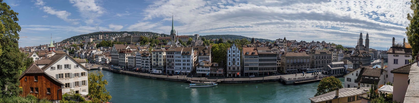 Panoramasicht zur rechten Altstadtseite mit der ETH und Universität im Hintergrund.