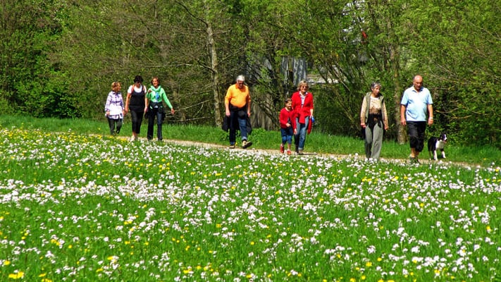 Wanderer entlang der jungen Waldach