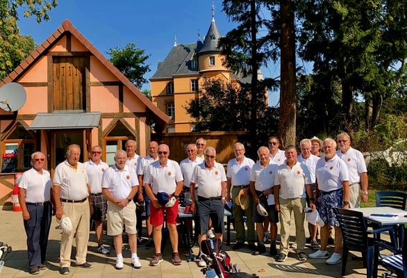 Gruppenfoto vor dem Start auf dem Schlossplatz in Hombourg.