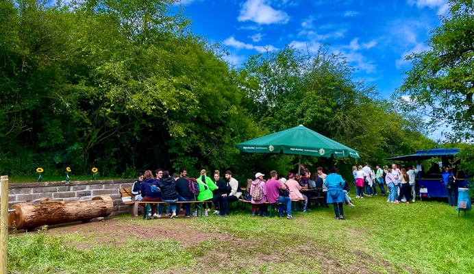 Beim neuen Quellbach-Brunnen gab es Wurstsalat