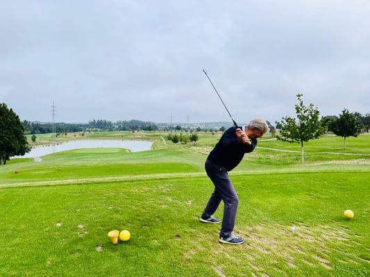 Wolfgang Kruck. Par 3, Grün vor dem Wasser.