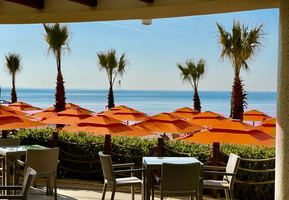 Strand erstmals mit Sonnenschirmen.