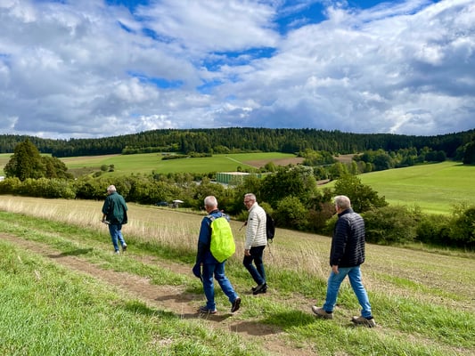 Auf dem Weg zum St. Hilarius-Friedhof, dort warten ...