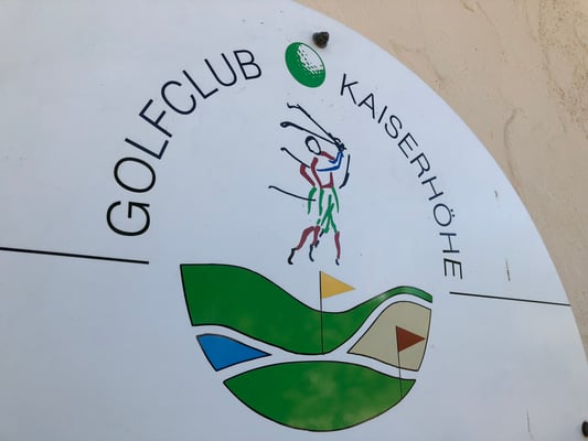 Etwas ländlicher aber sehr weiträumiger Golfplatz.