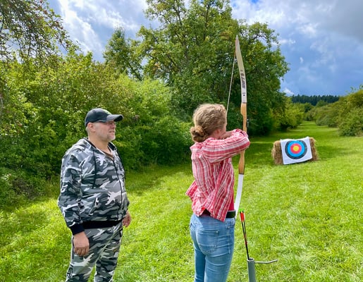 Etwas abseits: Willkommen zum Bogenschießen.