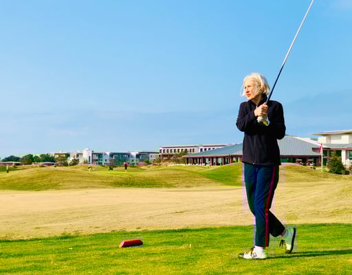 Hotel im Hintergrund.