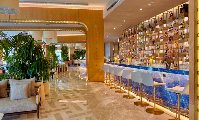 Neues Obergeschoss im Haupthaus mit Bar.