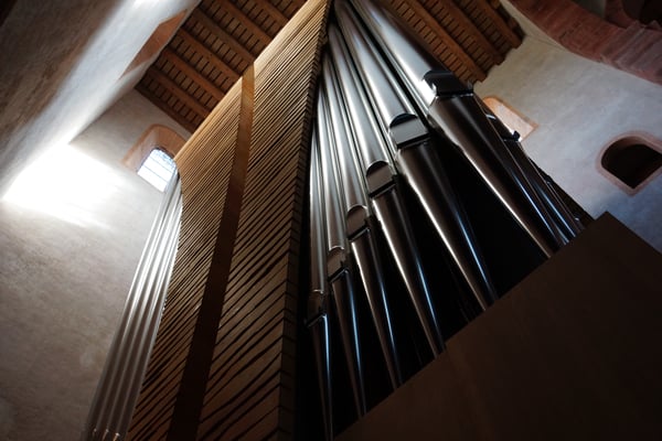In der Klosterkirche in Alpirsbach steht eines der spektakulärsten Instrumente Deutschlands: Die Winterhalter-Orgel in der Klosterkirche kann auf Luftkissen durch das Kirchenschiff schweben.