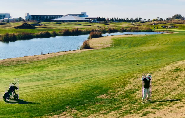 Binnensee an Bahn 7, Blick auf Hotel