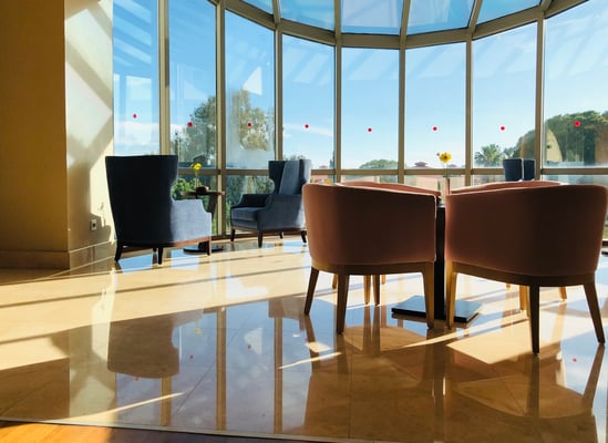 Erker mit Blick auf Pool