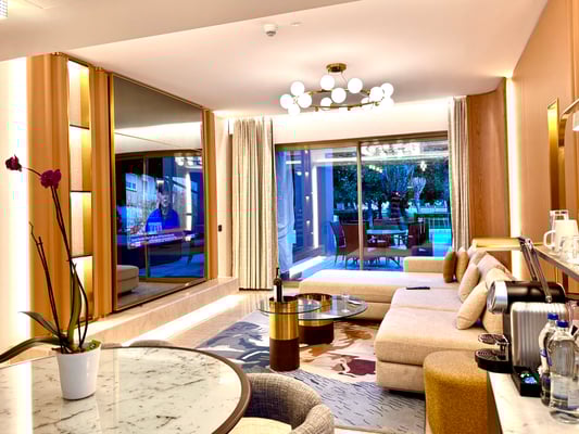 Wohnraum mit TV im Spiegel