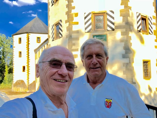 Vor dem Hotel Götzenburg: Rainer und Wolfgang.