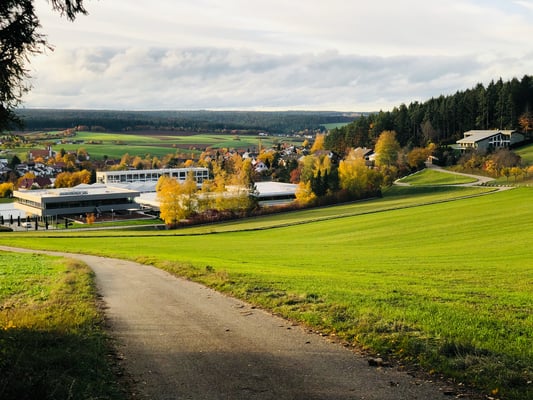 Blick auf Fischerwerke und Innovation-Center