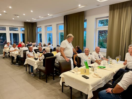 Gemeinsames Essen im Hotel in Gernsheim