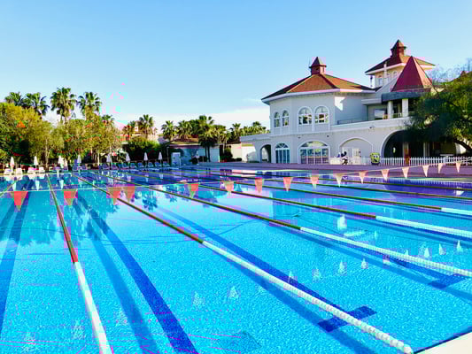 Schwimmbad mit Außen-Restaurants