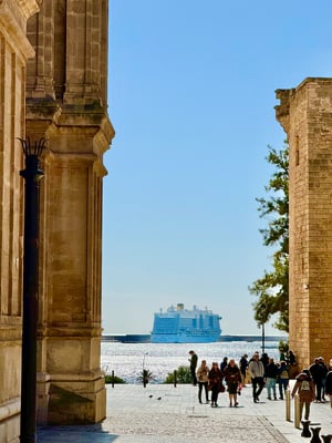 Der Klotz im Hintergrund ist unser Schiff