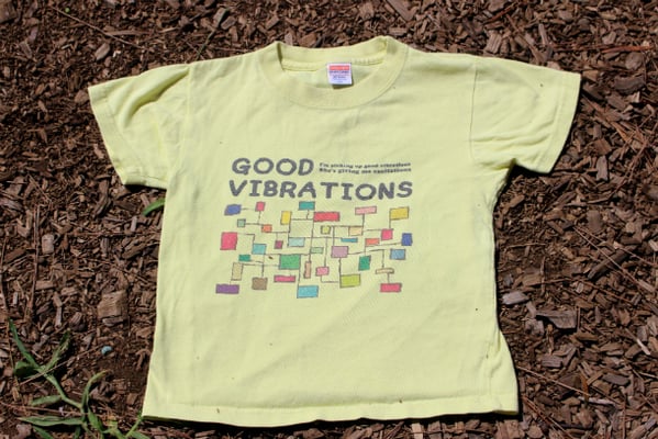 会社員時代、会議中の落書きが元ネタ。キッズ用のTシャツも