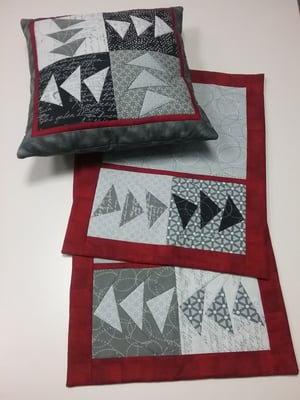 Hoffman Crackers , Abwandlung zu Kissen und Tischläufer - Bernhild Schröder 2016, Anleitung von Judy Niemeyer, Quiltworx 