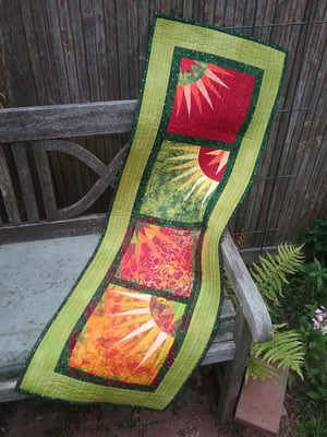 Desert Sunset Pillows,  Abwandlung zum Tischläufer- Bernhild Schröder  2016, Anleitung von Judy Niemeyer, Quiltworx 