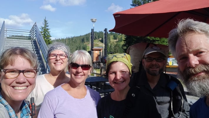 Mit Annette und Pam (neben und hinter Sabine), Mitarbeiterinnen der Lodge sowie Marion und Stephan, zwei Hiker aus Deutschland