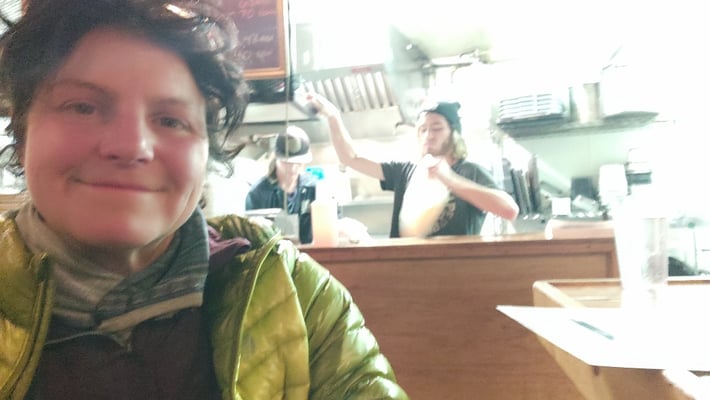 In der Brauerei, links hinten Saphire, rechts Asrael