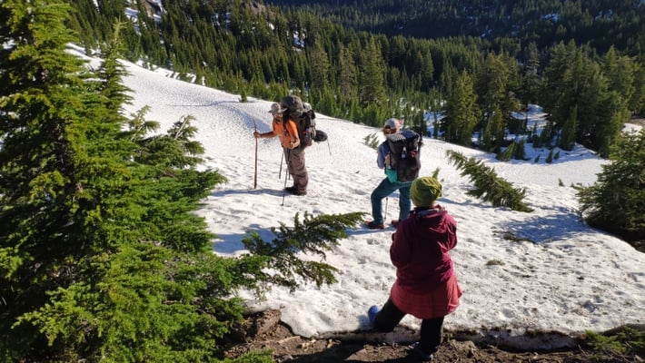 Beast, Savior und Skittels laufen vor und liefern uns perfekte Fussabdrucke in dem schwierigen und steilen Hang