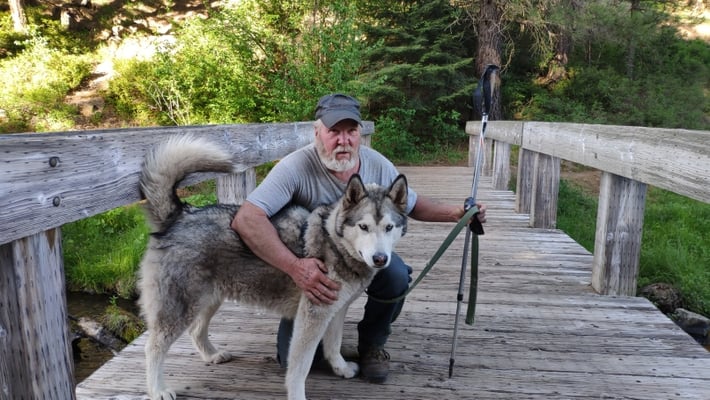 Don mit Hund Brown-Eyes