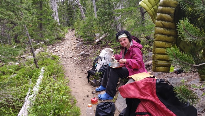 Mittagessen auf dem Trail, von Moskitos geplagt!