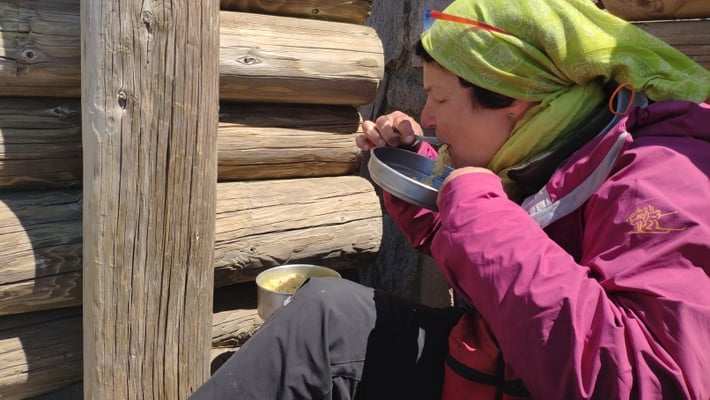 Mittagspause auf dem Parkplatz, windgeschützt
