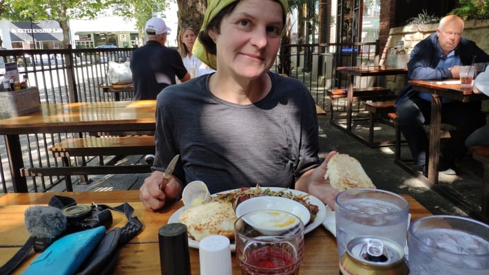 Lunch im bekannten 5-Point-Cafe (24/7 geöffnet!)