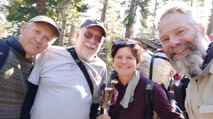 Howard und Jim, zwei Lehrer in Rente, die oberhalb vom Parkplatz Carson Pass fotografierten.