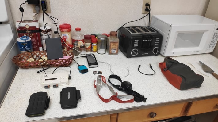 Laden und SD-Karten kopieren in der Küche der Halle