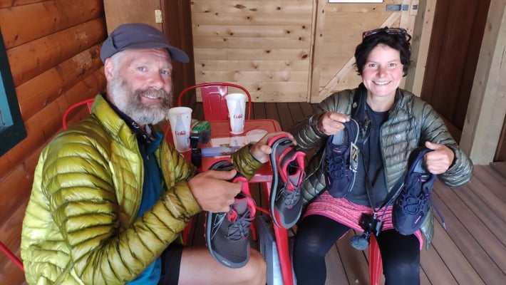 Beide mit den neuen Schuhen (Sabine: Lowe, Olli: Altra)