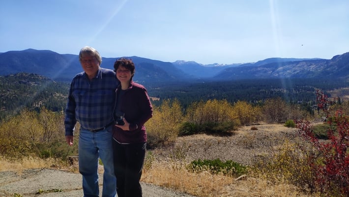 Kris und Sabine vor dem Platz, wo einst sein Haus stand