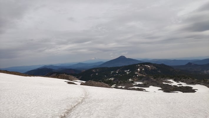Hinter der Nordseite des Mt Jefferson ging es steil hinab