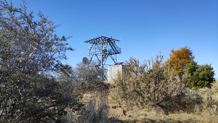 Telekommunikationsturm auf der Hat Creek Rim