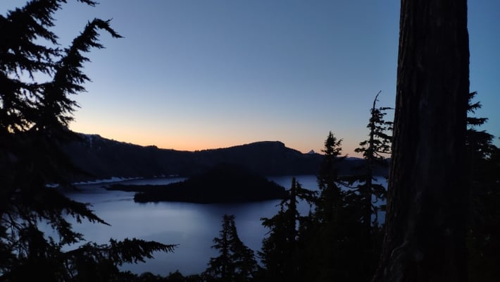 Atemberaubend! Ein Vulkankrater, der sich im Laufe der Zeit mit Regen- und Schmelzwasser gefüllt hat