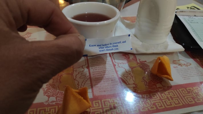 Pflaumenwein und Glücksspruch im Glückskeks