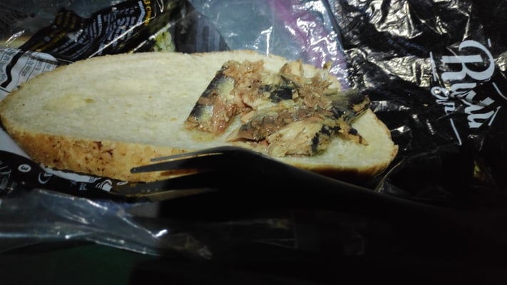 Leckere Sardinen auf Sourdough-Brot