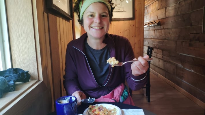 Nach einer Woche auf dem Trail wieder mal was zum Schlemmen, hier Peach Pie und Cappuccino